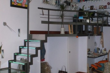 Zona studio con struttura soppalcata affacciantesi sul soggiorno