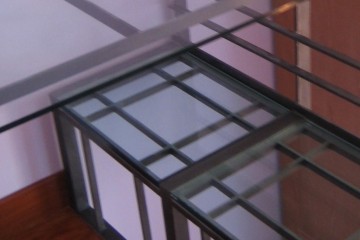 Particolare della seduta in metallo e cristallo per accentuare la trasparenza e la visibilità