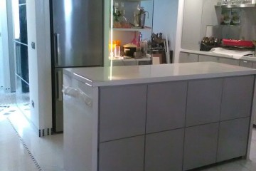 Veduta dell'area della cucina dalla zona pranzo, sul fondo a destra le attrezzature della cucina