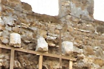 Rinvenimento dei conci in pietra coperti dalla riquadratura ad intonaco