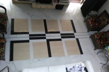 Disegno della pavimentazione dell'area soggiorno a cura di M. Ravasi