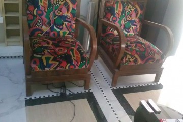 Ambientazione dell'area soggiorno tra sedute e pavimentazione