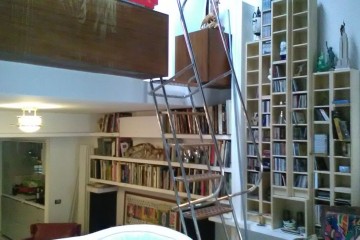 Veduta dal soggiorno verso l'area pranzo, lato destro