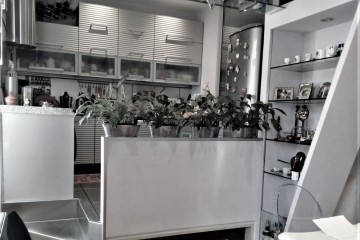 Zona cucina con affaccio sul pranzo